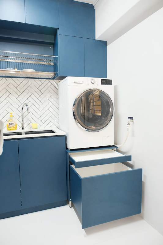 Navy kitchen corner with a sink, a dish rack and a washing machine on a raised drawer base - HDB flat renovation with a navy kitchen and a glass-walled walk-in wardrobe (407B) | Larry Contractors, HDB Licensed Renovation Contractor, Singapore