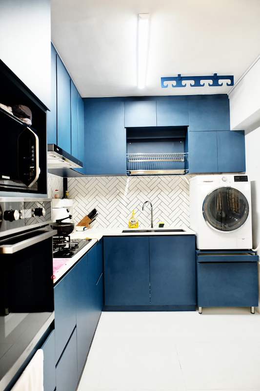 L-shaped navy kitchen with a dish rack, cooker hood, white worktop and washing machine - HDB flat renovation with a navy kitchen and a glass-walled walk-in wardrobe (407B) | Larry Contractors, HDB Licensed Renovation Contractor, Singapore